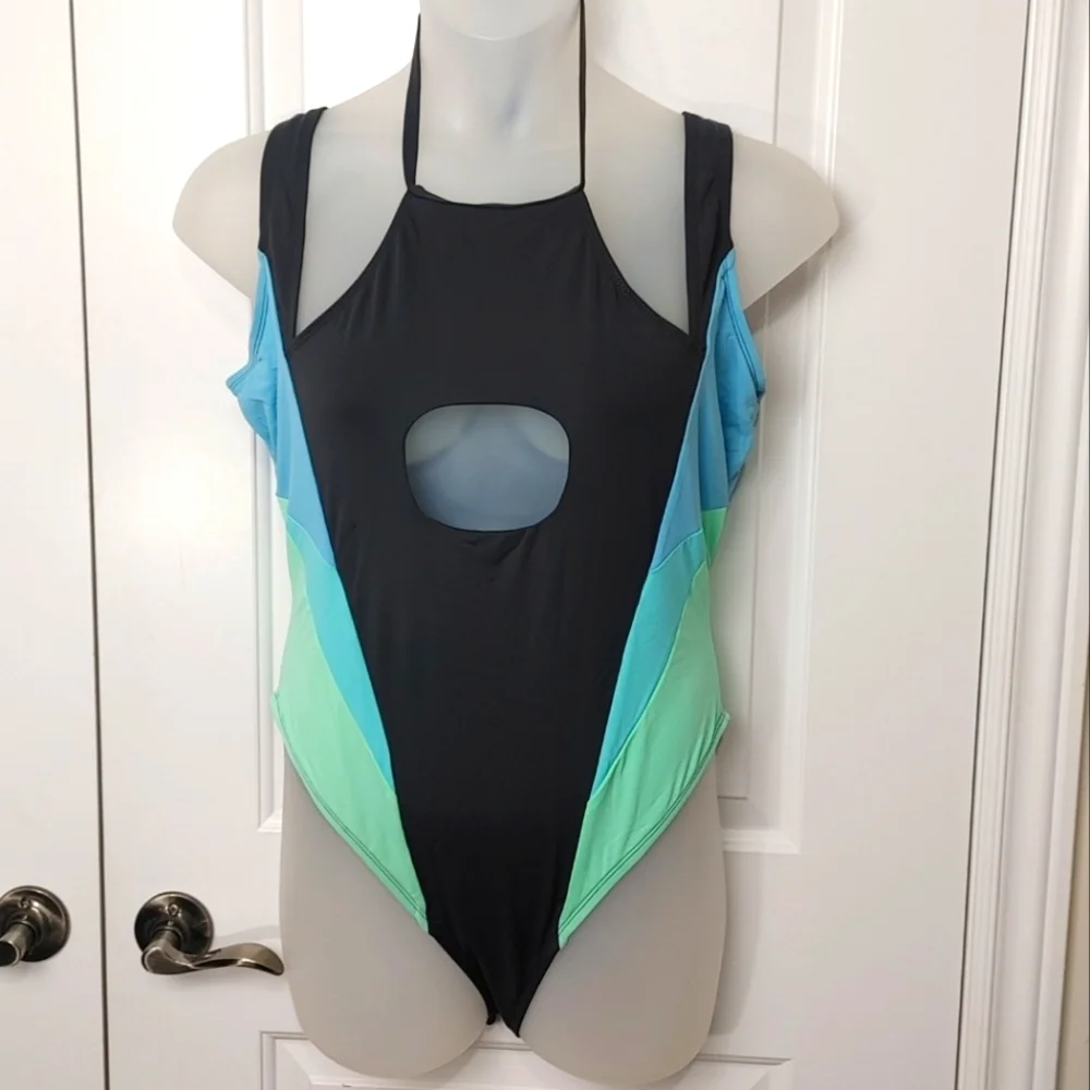 Plus size one piece swimsuit - Picture 1 of 5